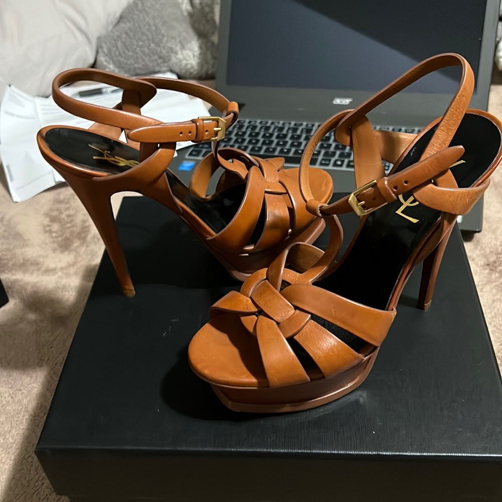 Ámbra Saint Laurent heels